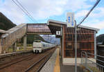 Die Intercity-Züge nach Kanazawa, dem Japanischen Meer entlang: Durchfahrt eines Zweistromzuges Serie 681 aus Osaka Richtung Kanazawa, von hinten gesehen. Yuno-o, 5.November 2018 