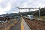 Die Intercity-Züge nach Kanazawa, dem Japanischen Meer entlang: Durchfahrt eines Zweistromzuges Serie 681 aus Osaka Richtung Kanazawa, von vorne gesehen.