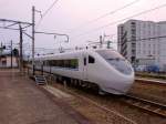 Serie 681: Steuerwagen KUHA 681-203 zieht elegant aus der Station Tsuruga heraus mit einem der wenigen Züge aus Osaka Richtung Kanazawa, die mit Serie 681 gefahren werden.