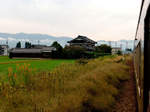 Die bunten Triebwagen der Region Takaoka: Fahrt im bunten Wagen KIHA 47 27 auf die Berge im Hinterland von Takaoka zu.