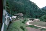 Touristikzug auf der kaum befahrenen Kisuki-Linie: Blick auf die Strecke unterhalb Shimo Kuno, mit Lok DE15 2558. 21.September 2002. 