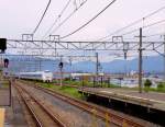 Serie 683: Einfahrt eines ganz neuen 9-Wagenzugs (gebaut 2010) in Ômi Imazu, auf der Verbindung von Osaka und Kyoto ans Japanische Meer hinüber (Kanazawa und Toyama). An der Spitze Steuerwagen KURO 683-4509. 19.Juni 2011.
