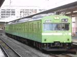 Series 103 EMU als Lokalzug auf der Nara-Line in JR Kyoto Station.