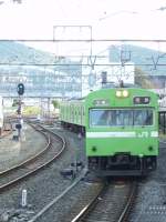 Series 103 EMU als Lokalzug auf der Nara-Line bei der Einfahrt zu den Aussengleisen 8 bis 10 in JR Kyoto Station. Die Zge machen hier Kopf und fahren dann wieder nach kurzer Standzeit (5-8 Minuten) wieder ab.