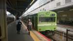 EMU 103 als Nahverkehrszug (Local) von Kyoto nach Joyo wartet auf seine Abfahrt. Der Zug hält unterwegs in Tofukuji, Inari, Fujinomori, Momoyama, Rokujizou, Kohata, Obaku und Uji (September 2015)