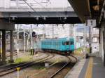 Serie 105 (viertürig) - mit dem Regionalzug durch die Dörfer im Herzen Japans: Einfahrt des Zweiwagenzugs KUHA 105-8 (ehemaliger Steuerwagen eines S-Bahnzugs aus Tokyo) + KUMOHA 105-518
