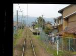 Mit dem Regionalzug durch die Dörfer im Herzen Japans: Langsam geht es durch die kleinen Häuschen, in deren Gärten man - wenn man will - die zum Trocknen aufgehängte Wäsche