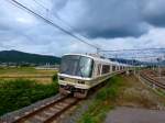 Serie 221: Der Sechswagenzug mit Steuerwagen KUHA 221-79 am Schluss verlässt Kameoka, im Hinterland von Kyoto.