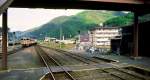 KIHA 181: In den Bergen im äussersten Westen der japanischen Hauptinsel (Honshû) - Ausfahrt des Intercity mit KIHA 181-8 am Schluss, Tsuwano, 28.Oktober 1992. 
