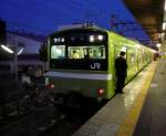 Serie 201: Diese Züge bilden die langsamsten Verbindungen zwischen Osaka und Kyoto via Nara. Hier wartet der Zug mit Endwagen KUHA 201-77 auf die Ueberholung durch einen schnelleren Zug. Osaka-Kyûhôji, 21.Februar 2010.