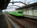 Serie 103: Diese einstmals riesige Serie von S-Bahnzügen (1963-1984 gebaut) ist schon lange aus dem Raum Tokyo verschwunden, im Kansai-Gebiet jedoch noch anzutreffen. Hier kommt der erheblich modernisierte Zug mit Frontwagen KUHA 103-241 von der Tiefbahnstation Ôsaka-Namba her nach Imamiya, 4.März 2009. 

