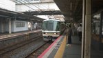 221 Series EMU als Special Rapid Service nach Nara fährt im Bahnhof Osaka ein. (September 2015)