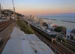 Die S-Bahn im Kansai-Gebiet, Sanyô Hauptlinie der Inlandsee entlang westlich von Ôsaka. Blick auf die drei S-Bahn-Ebenen von der Station Taki-no-chaya des Sanyô Dentetsu Konzerns aus: Zuoberst der private Konzern Elektrische Sanyô Bahn, darunter die JR-Strecke für schnelle Züge, auf der gerade ein S-Bahnzug Serie 225 durchfährt, und zuunterst die JR-Strecke für Züge mit Halt an allen JR Stationen. 6.November 2018

SANYÔ HAUPTLINIE   