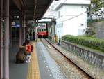 Hanshin Konzern, Mukogawa-Linie: Der Reservezug wartet hinter dem Bahnhof auf die Stosszeit.