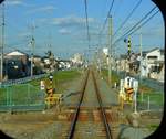 Sanyô-Konzern, Sanyô-Aboshi Zweiglinie: Blick auf die Strecke mit typischer Nebenbahnatmosphäre. In der Station Sanyô Tenma weit vorne wartet der Dreiwagenzug 3006, 22.März 2014. 