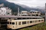 Altbautriebzüge des Tôbu-Konzerns: Die Zweiwagenkomposition 5503 mit neuem Wagenkasten in der Tôbu-Station von Nikkô, tief in den Bergen 135,5km von Tokyo entfernt.