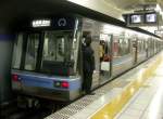 Nagoya U-Bahn: Meijô-Linie (1989-2004 gebaut; 1435mm-Spur, Strom ab 3.Schiene). Diese Linie ist die Ringbahn um Nagoya herum; Länge 26,4 km. Es gibt 36 6-Wagenzüge Serie 2000. Im Bild steht Zug Nr.5 (mit Endwagen 2605) an der Station Nagoya Daigaku (Universität Nagoya), 25.März 2007. Der Schaffner im hintersten Wagen verfolgt das Ein- und Aussteigen. 