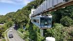 Shonan Monorail Serie 5000 Wagen 5604 fährt aus dem Kataseyama Tunnel in den Endbahnhof Shonan-Enoshima ein, 05.09.2016