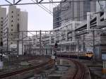 Serie 111 u.113 am Rande der Agglomeration Tokyo: Ein Zug (mit westseitigem Steuerwagen KUHA 111-1411) verlässt in der Abenddämmerung gerade die Stadt Chiba (1 Million Einwohner). Wenn man genau hinsieht, erkennt man einen Zug der Chiba-Hängebahn. 22.November 2009.  