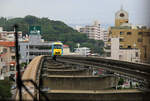 Die Monorail von Naha, Hauptstadt von Okinawa: Zug 1116 erklimmt eine der vielen Steilrampen.