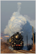  33-037 mit ihrem Weihnachtszug 15021 von Ljubljana nach Novo Mesto am 17.12.2016 kurz vor Grosuplje.