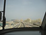 Die Fahrt in einem Zug der Dubai Jumeirah Monorail auf ...