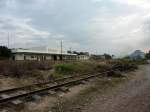 Die Rckseite des Bahnhofsgebude von Battambang am 07.01.2013. Rechts zweigt ein Gleis zu einem ehemaligen Wendedreieck fr Dampfloks ab.