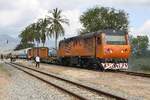 BB 1060 mit dem Sonntagszug von Sihanoukville nach Phnom Penh am 19.März 2017 in der Kampot Station.