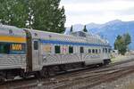 Blick auf das Domecar als Schlusswagen am Zug nach Prince Rupert in Jasper.