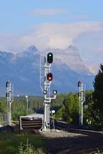 Besonders interessant sind die Lichtsignale in Kanada. Je nach Bauform und Ausstattung können diese bis zu 34 Begriffe zeigen  in 7 Variationen zeigen. Dieses hier ist das Einfahrsignal von Lake Louise. Es zeigt Fahrt für einen Güterzug in das linke Gleis. Das rote Licht ist für die Zugfahrt in diesem Fall nicht relevant. 

Lake Louise 24.08.2022