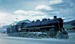 Die 4-8-2 Lokomotive #6015, bekannt als Class U-1-A, ist eine Schnellzuglokomotive der Canadian National. Gebaut 1923 von der Canadian Locomotive Company ist sie seit 1972 in Jasper (Alberta) vor dem Bahnhof ausgestellt. Farbnegativscan Juni 1997