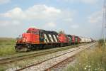 Kurzgterzug mit drei CN GP9RM 4139 (ex.CN 4287), 7027 und 7022 beim Rangieren, um ein Industriegleis zu bedienen. Diesmal von der anderen Strassenseite.am Torbram Road in Toronto,20.8.2009.
