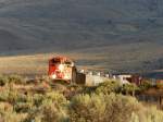 CN 8938 und 2438 ziehen am 02.09.2013 einen Gterzug bei Juniper Beach einen Gterzug in Richtung Kamloops durch das Tal des Thompson River. Mein Bahnbild Nummer 1000 aus insgesamt 25 Lndern auf Bahnbilder.de.