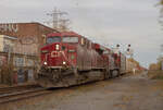 CP 8885 (ES44AC) und 8629 (AC4400CW) ziehen ihren gemischten Güterzug durch Toronto, auf dem North Toronto subdivision. Am 11.11.2021.