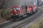 CPR AC4400CW 9515 und SD40-2 5957 fahren mit einem Gϋterzug nach Westen auf der 1884 gebauten North Toronto line.
