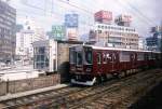 kansai-der-hankyu-konzern Der Hanky�-Konzern - Die Z�ge der 1990er Jahre: Serie 8000. Diese Aufnahme entstand nur wenige Monate bevor hier in einem schrecklichen Erdbeben alles zerst�rt wurde. Zug 8001 (Endwagen 8101) in Sannomiya in der Stadt K�be, 5.September 1994. 