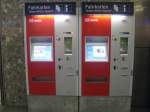 2 Fahrkartenautomaten im Geb�ude des Karlsruher Hauptbahnhofs. Die Aufnahme entstand ...