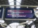 Ein Zugzielanzeiger auf Gleis 3 des Hauptbahnhofs von Karlsruhe. Die ...