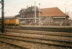 Das Bahnhofsgeb�ude von Sassnitz von der Gleisseite im M�rz 1997. ...