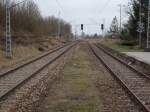 kbs-195-stralsund-sassnitz Nachdem man den Bahnhof Sagard zu einem unbesetzten Bahnhof gemacht und den dortigen Fahrdienstleiter abgezogen hat,wurden Kurzerhand alle Ein-und Ausfahrsignale ausgeschaltet und ung�ltig gemacht.Hier sind es die Ausfahrsignale 'B' links und 'C' in Richtung Stralsund die durchkreuzt sind und somit ung�ltig.
