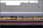 ICE zwischen Berliner H�userw�nden: Im Fensterband spiegelt sich die angestrahlte ...