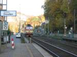 371 015-9 bei der Durchfahrt durch Stadt Wehlen am 29.10.2005. ...