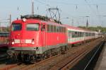 Die 110 457-9 zieht ...  Eric Otten 30.09.2011