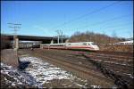KBS 455 ... und unterquert bei Hagen-Hengstey die Bundesautobahn A1. (402 003 'Cottbus/Chosebuz' als ICE 951 nach Berlin-Ostbahnhof). (07.03.2010)