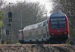 Mit einem 761.2 Steuerwagen am Schluss legt sich der RE10424 ...