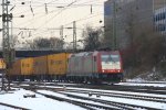 Bei eisigen Temperaturen und Schnee kommt die 185 599-8 von ...