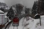 112 708 hat gleich wieder den Bahnhof von Markersbach erreicht. ...