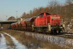 294 683-8 zieht einen kleinen Kohlezug am 31.01.2012 durch Kennelgarten ...