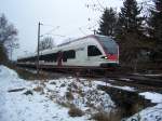 kbs-720-schwarzwaldbahn RABe 526 'Seehas' als SBB 79831 Engen - Konstanz passiert gerade einen drehkreuzgesicherten Fu�g�ngerbahn�bergang N�he Hegne am 16.01.2010