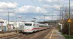 Ein ICE 1 durchf�hrt am 2.4.2010 den Bahnhof von Reichenbach ...